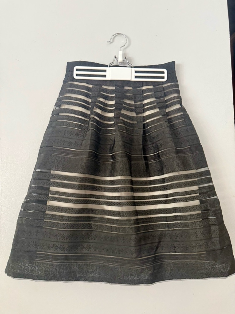 😸Forever 21 Contemporary Black Shadow Stripe Fit & Flare Midi Skirt